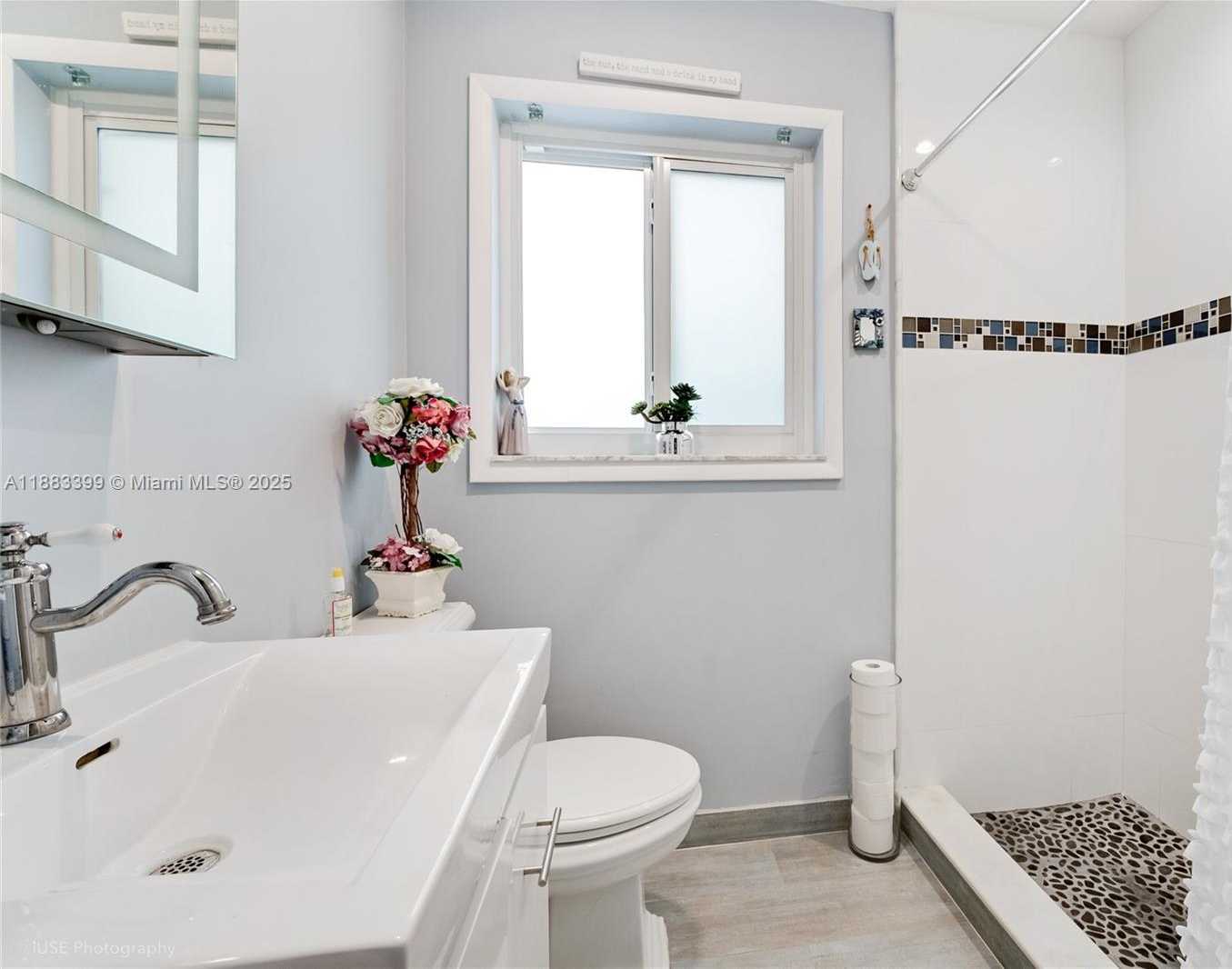 Small Image of 833 TANGIER ST, Coral Gables Number 9
