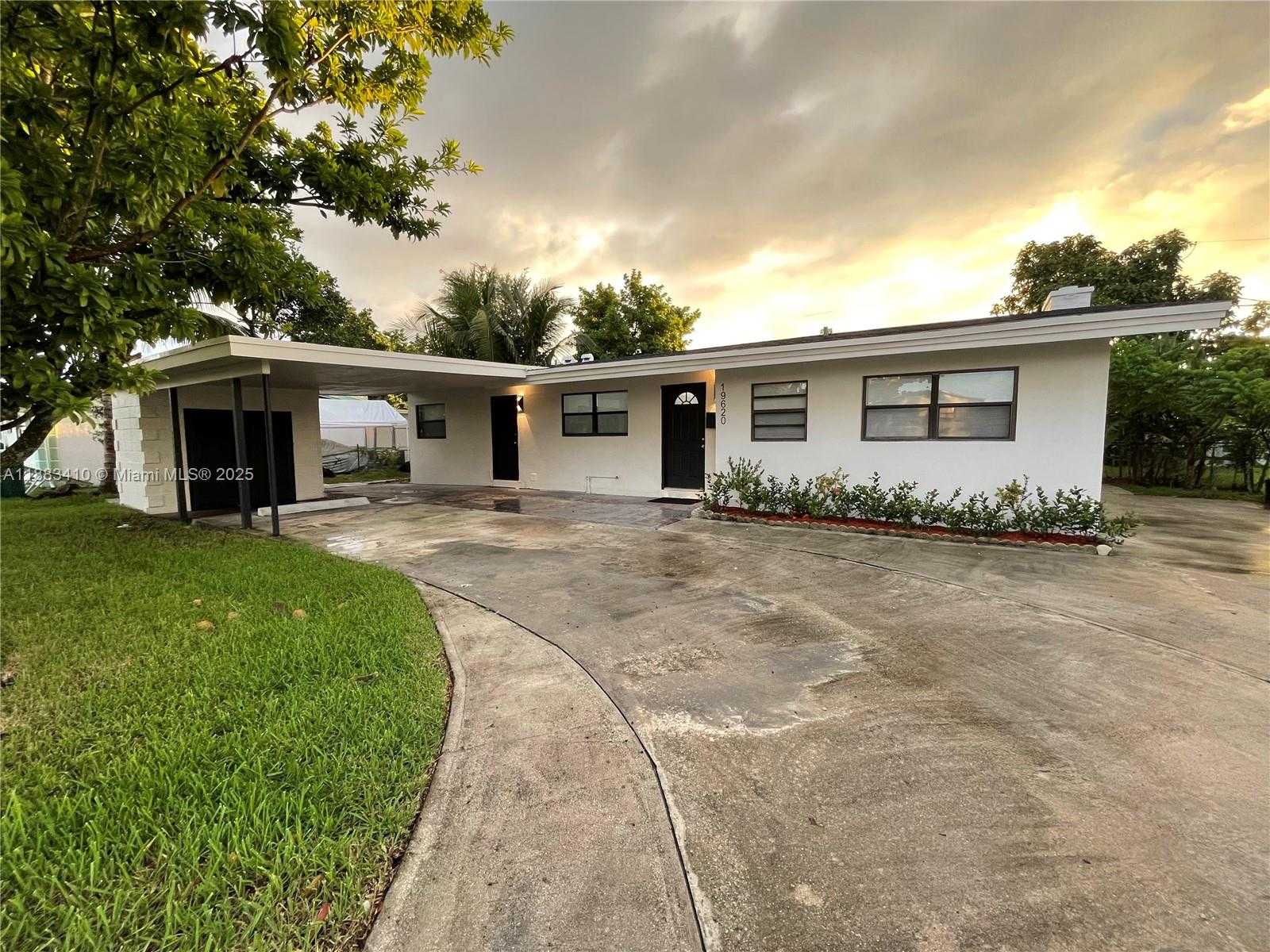 Small Image of 19620 NORTH WEST 5TH CT, Miami Gardens Number 2
