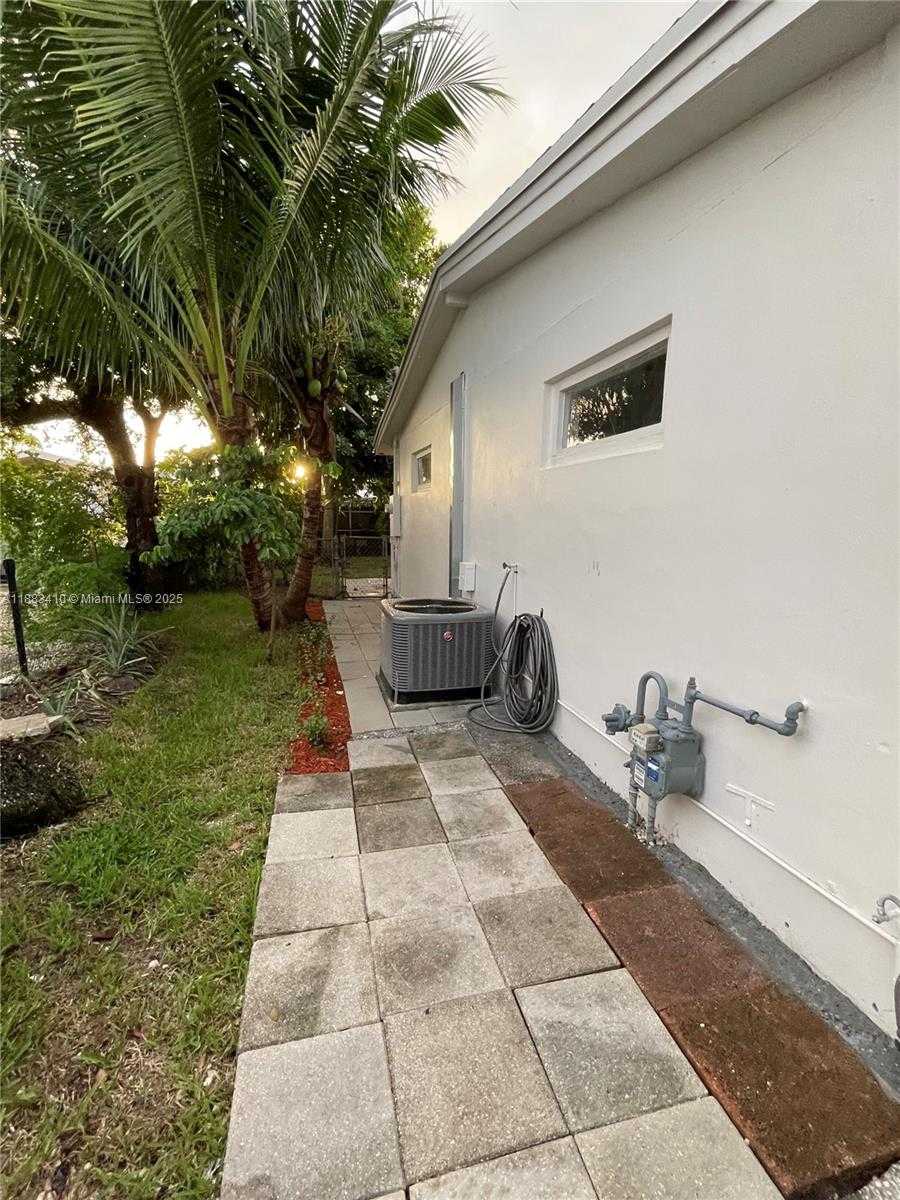 Small Image of 19620 NORTH WEST 5TH CT, Miami Gardens Number 24