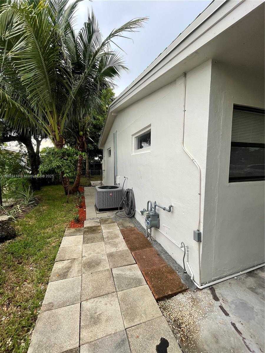 Small Image of 19620 NORTH WEST 5TH CT, Miami Gardens Number 29