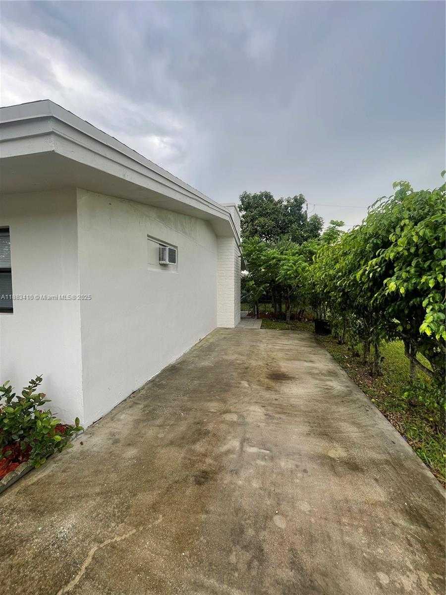Small Image of 19620 NORTH WEST 5TH CT, Miami Gardens Number 30