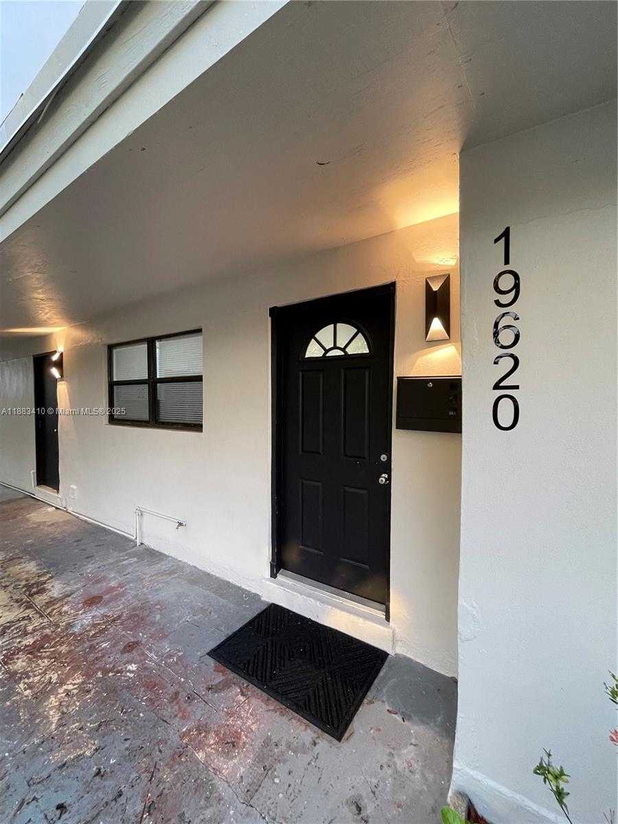 Small Image of 19620 NORTH WEST 5TH CT, Miami Gardens Number 4