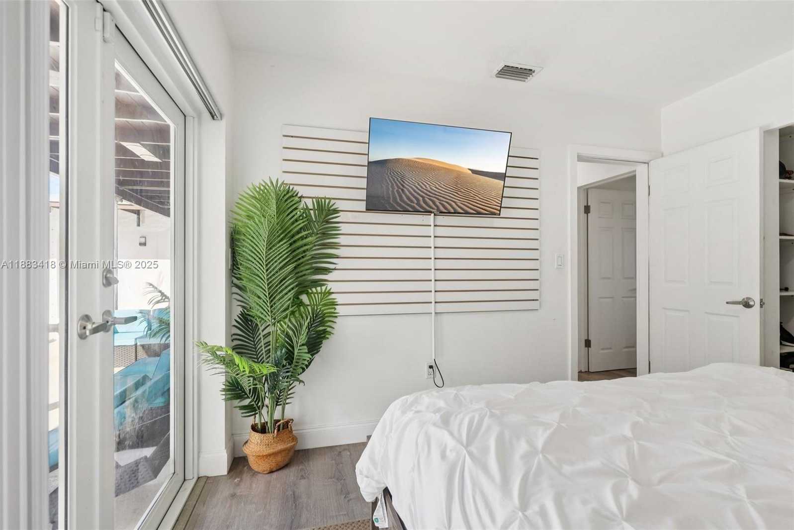Small Image of 7952 SHALIMAR ST, Miramar Number 21