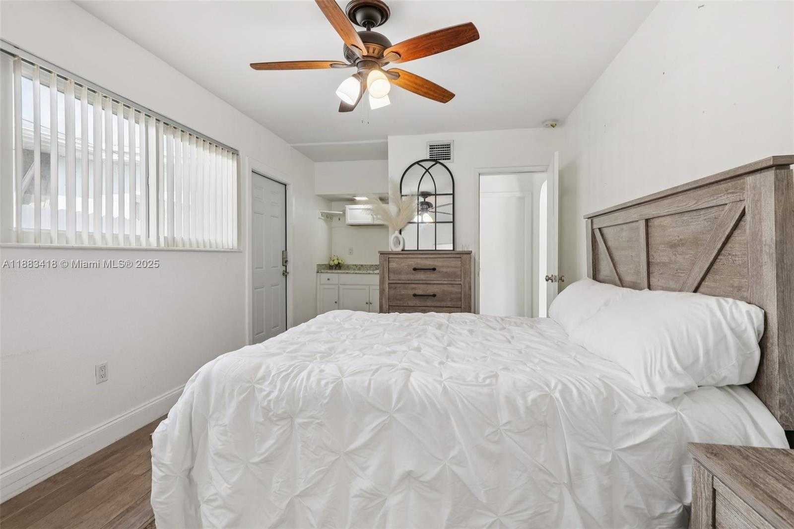 Small Image of 7952 SHALIMAR ST, Miramar Number 34
