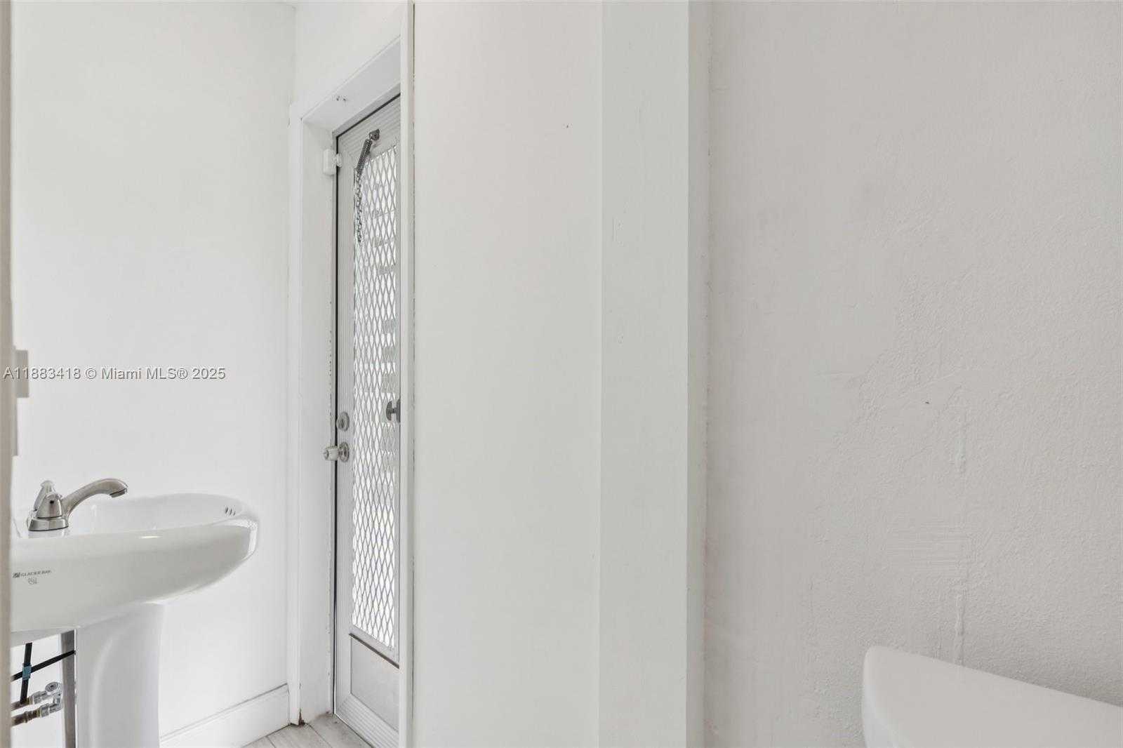 Small Image of 7952 SHALIMAR ST, Miramar Number 47