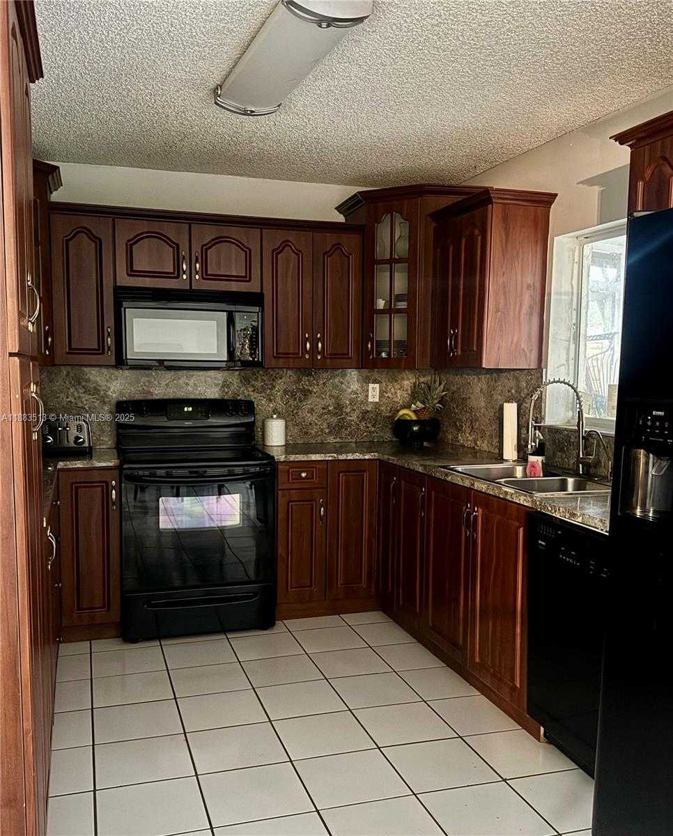 Small Image of 9038 NORTH WEST 193RD TER, Hialeah Number 5