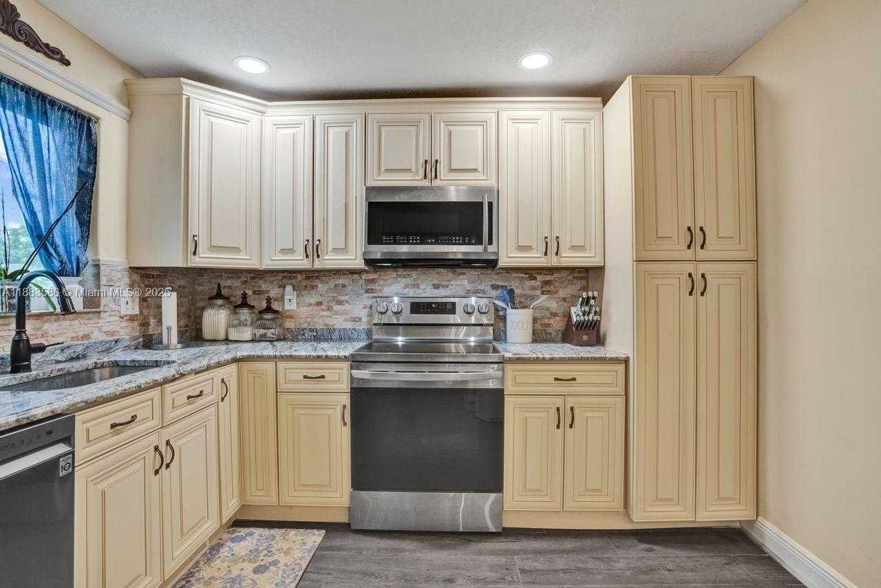 Small Image of 1110 SOUTH WEST 32ND ST, Fort Lauderdale Number 5