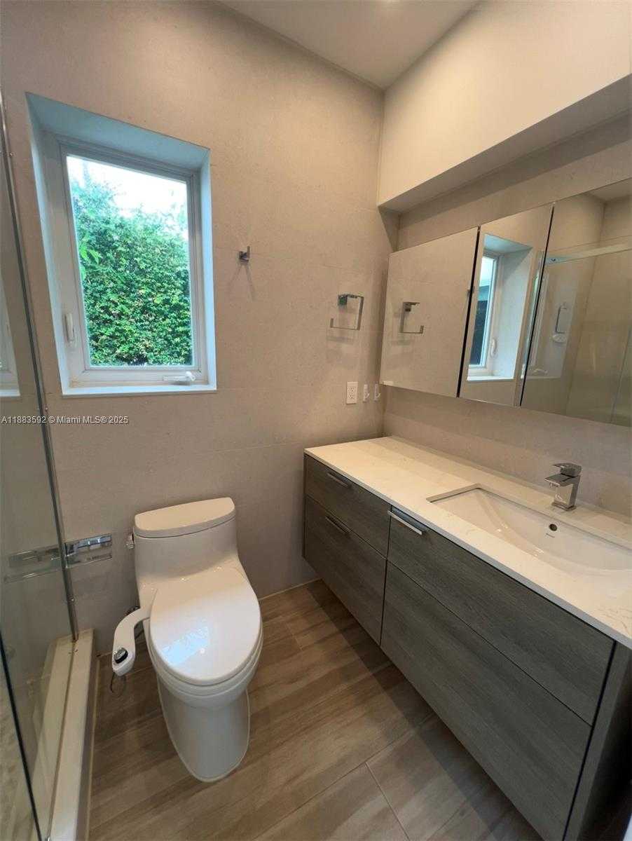Small Image of 1154 BIARRITZ DR, Miami Beach Number 10