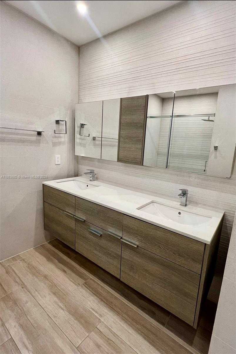 Small Image of 1154 BIARRITZ DR, Miami Beach Number 14