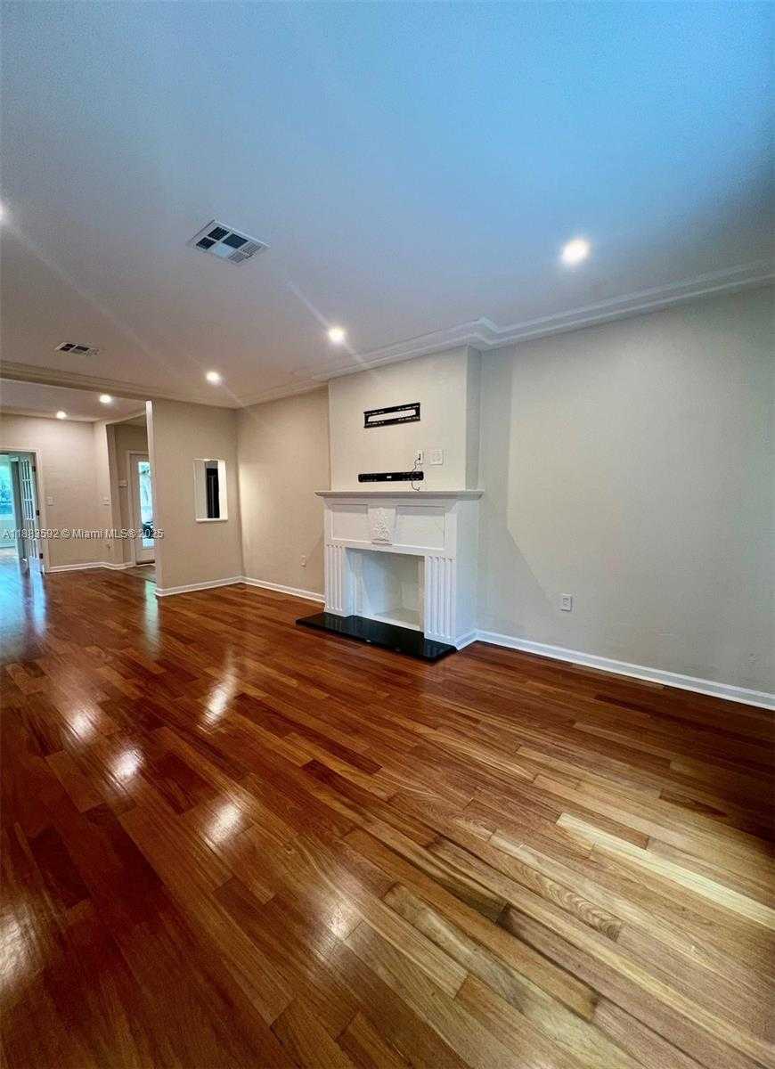 Small Image of 1154 BIARRITZ DR, Miami Beach Number 2
