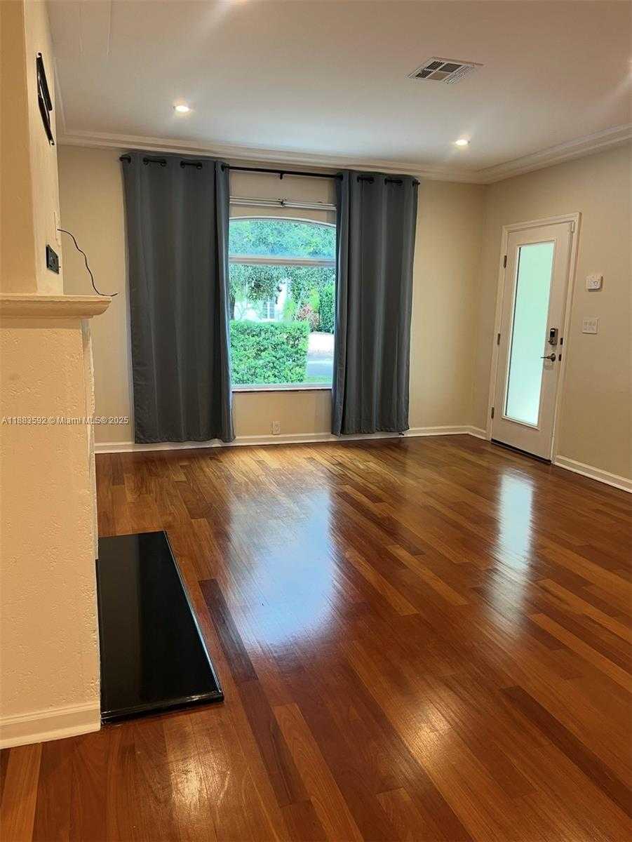 Small Image of 1154 BIARRITZ DR, Miami Beach Number 3