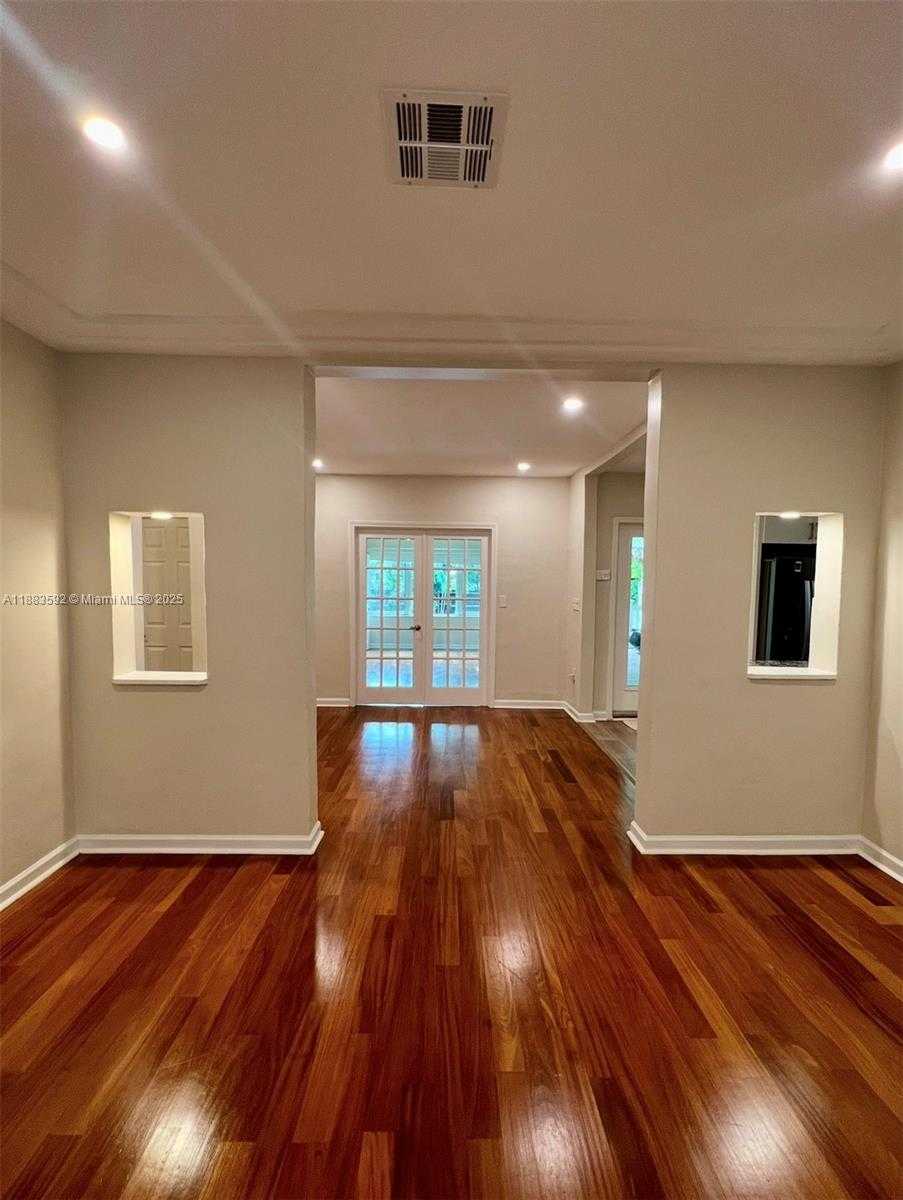 Small Image of 1154 BIARRITZ DR, Miami Beach Number 4