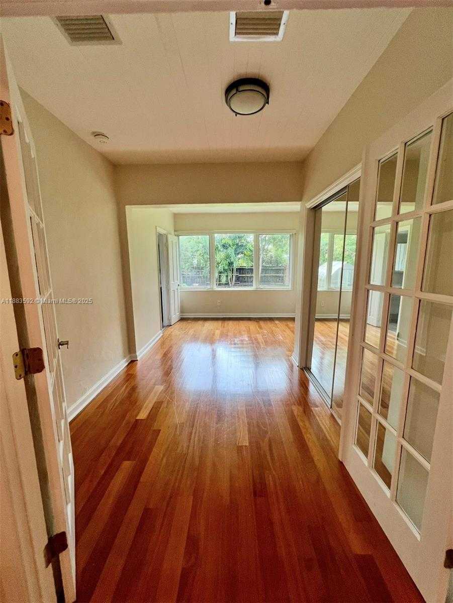 Small Image of 1154 BIARRITZ DR, Miami Beach Number 7
