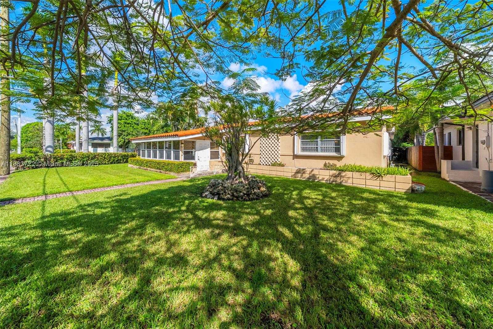 Small Image of 995 SOUTH SHORE DR, Miami Beach Number 3
