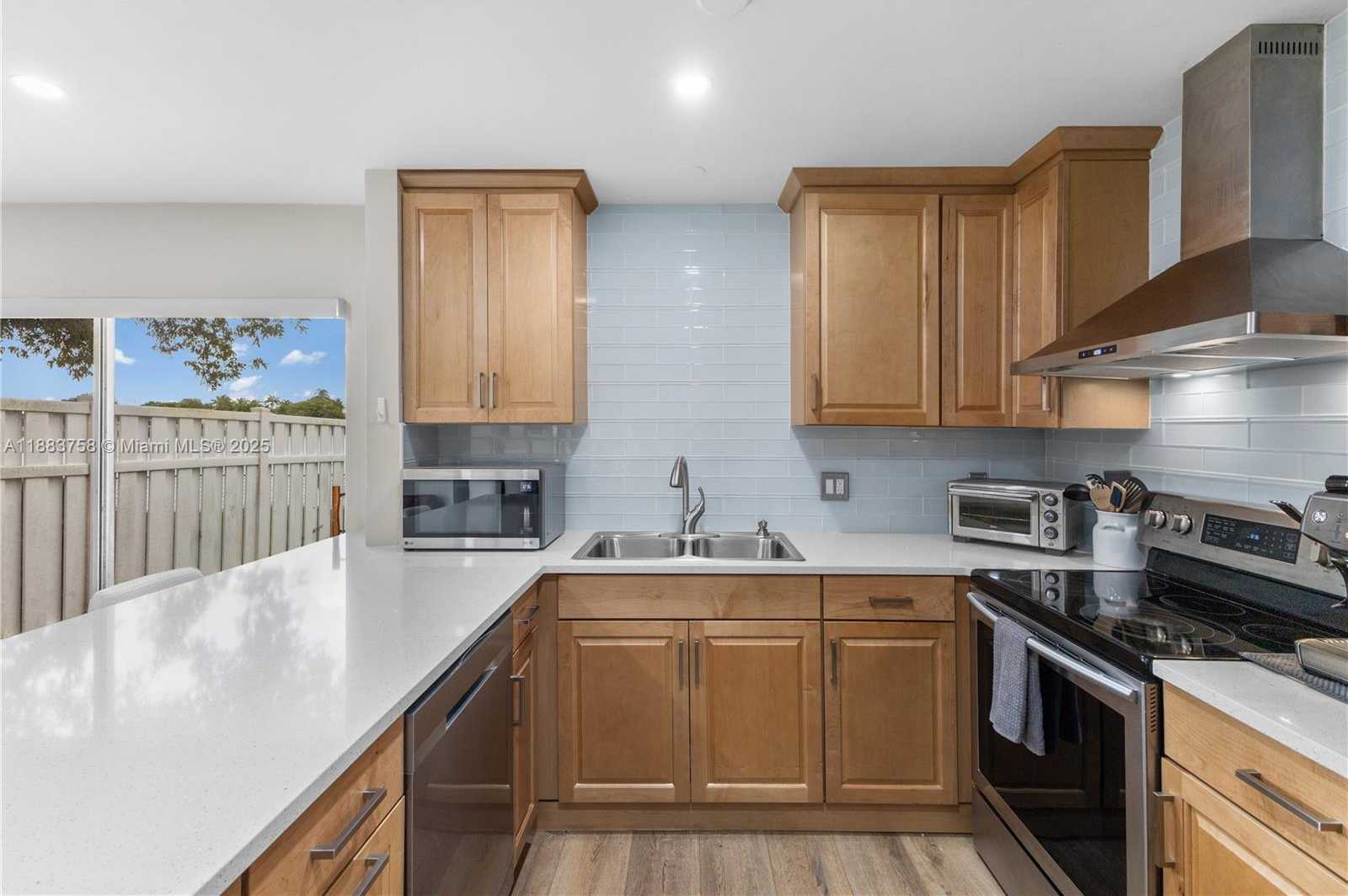 Small Image of 10931 SOUTH WEST 10TH PL, Davie Number 31