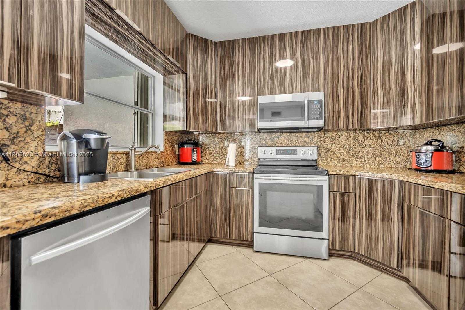 Small Image of 18868 NORTH WEST 83RD PL, Hialeah Number 12