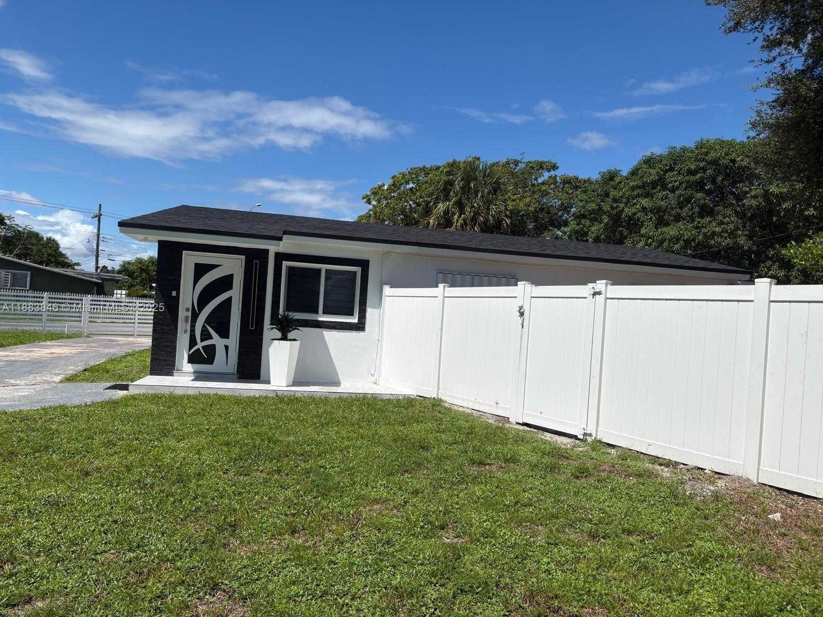 Small Image of 3361 NORTH WEST 207TH ST, Miami Gardens Number 2