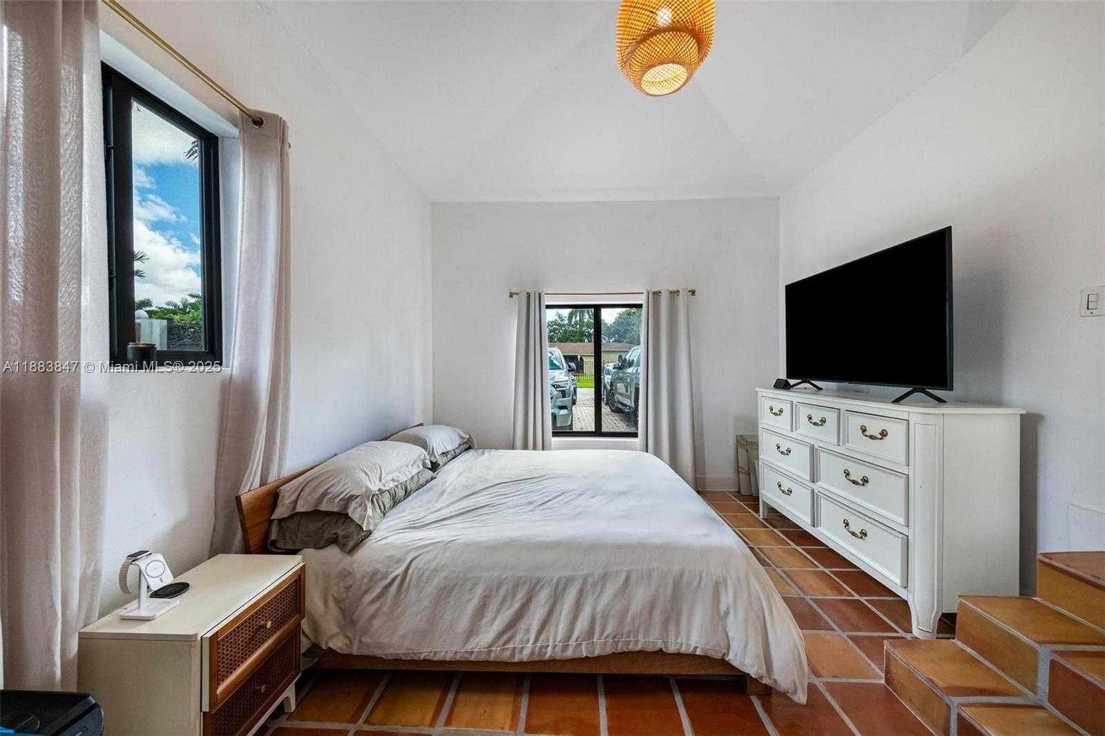 Small Image of 13710 NORTH EAST 1ST AVE, Miami Number 17