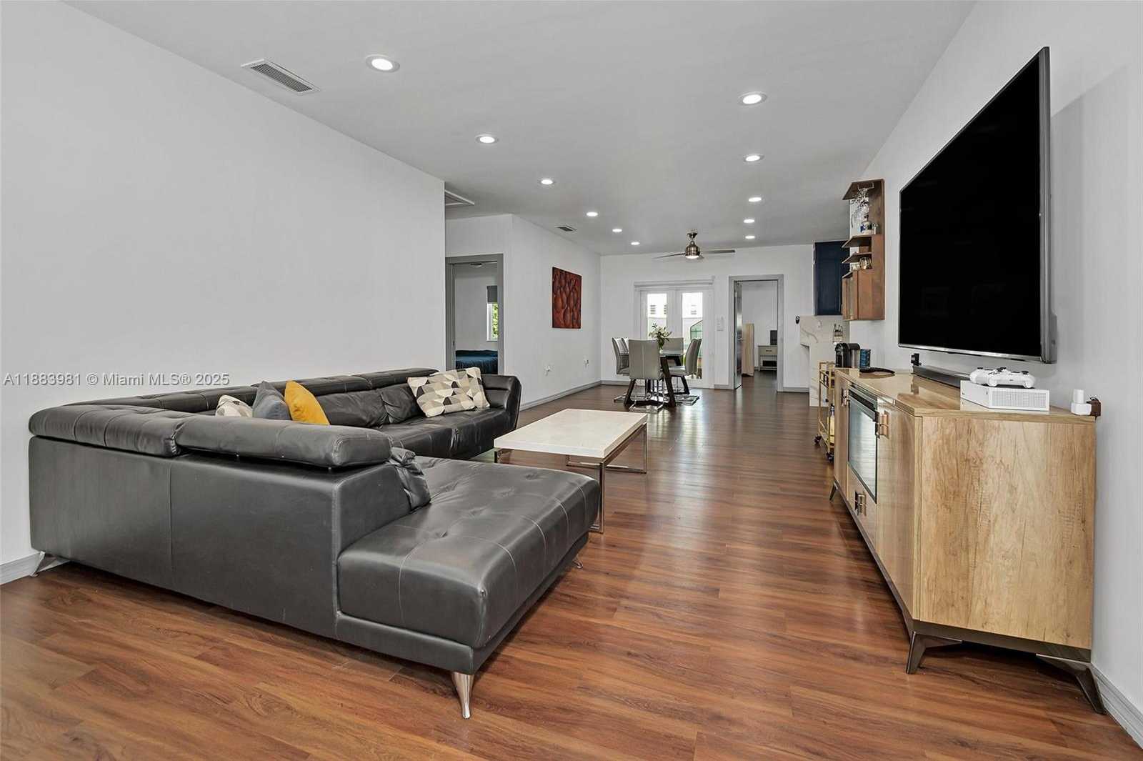 Small Image of 335 ROMANO AVE, Coral Gables Number 3