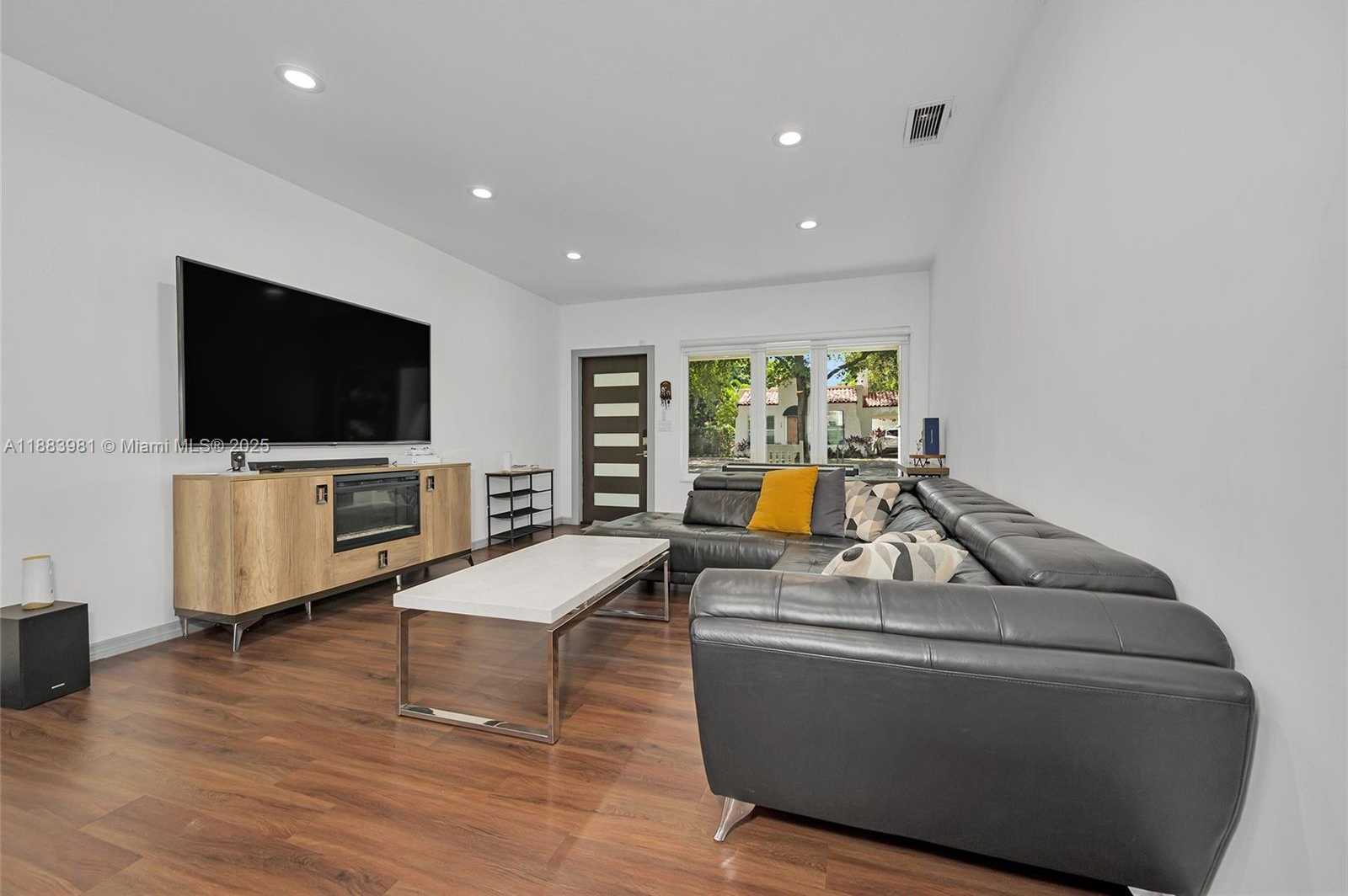 Small Image of 335 ROMANO AVE, Coral Gables Number 4
