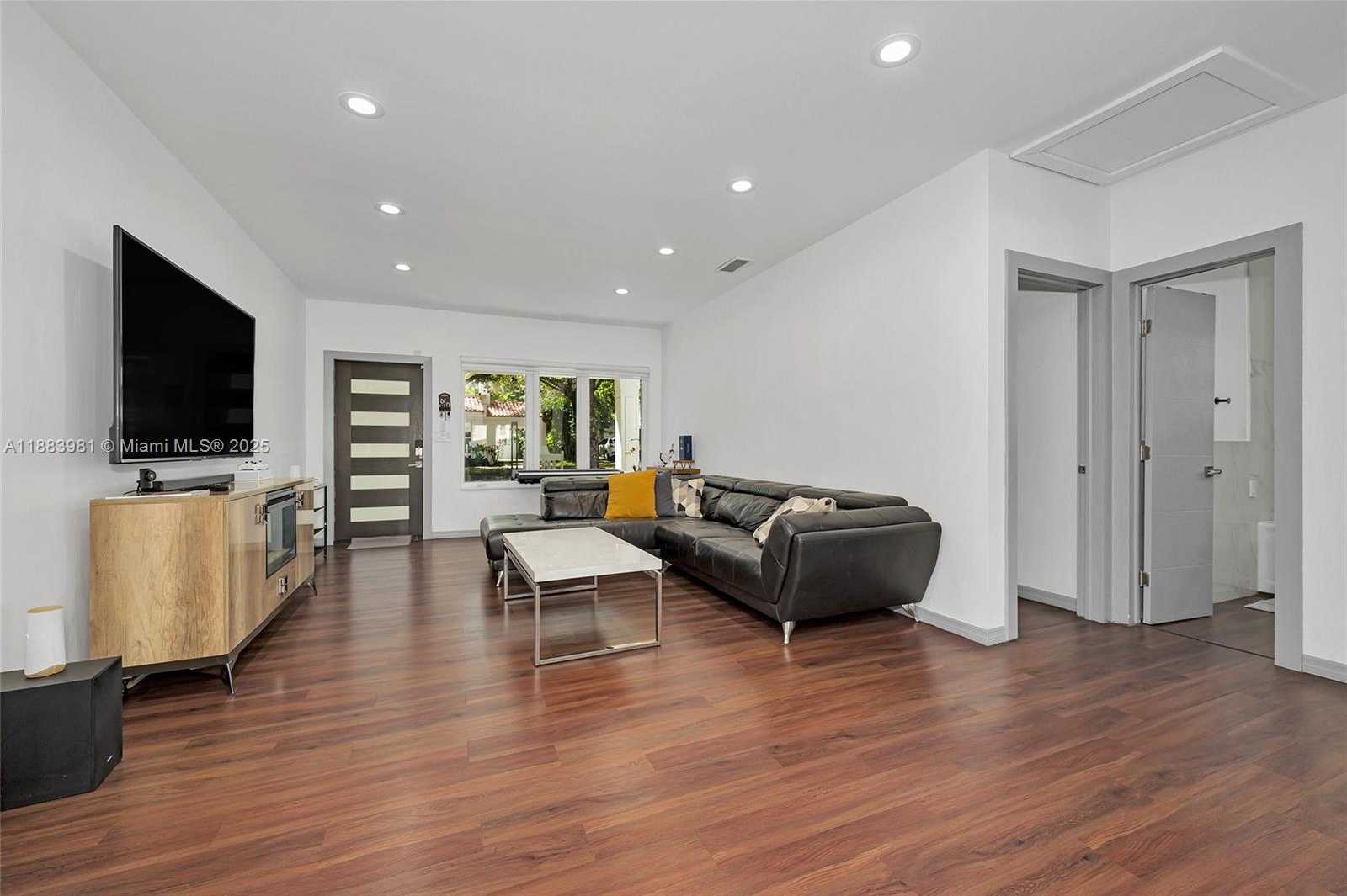 Small Image of 335 ROMANO AVE, Coral Gables Number 5