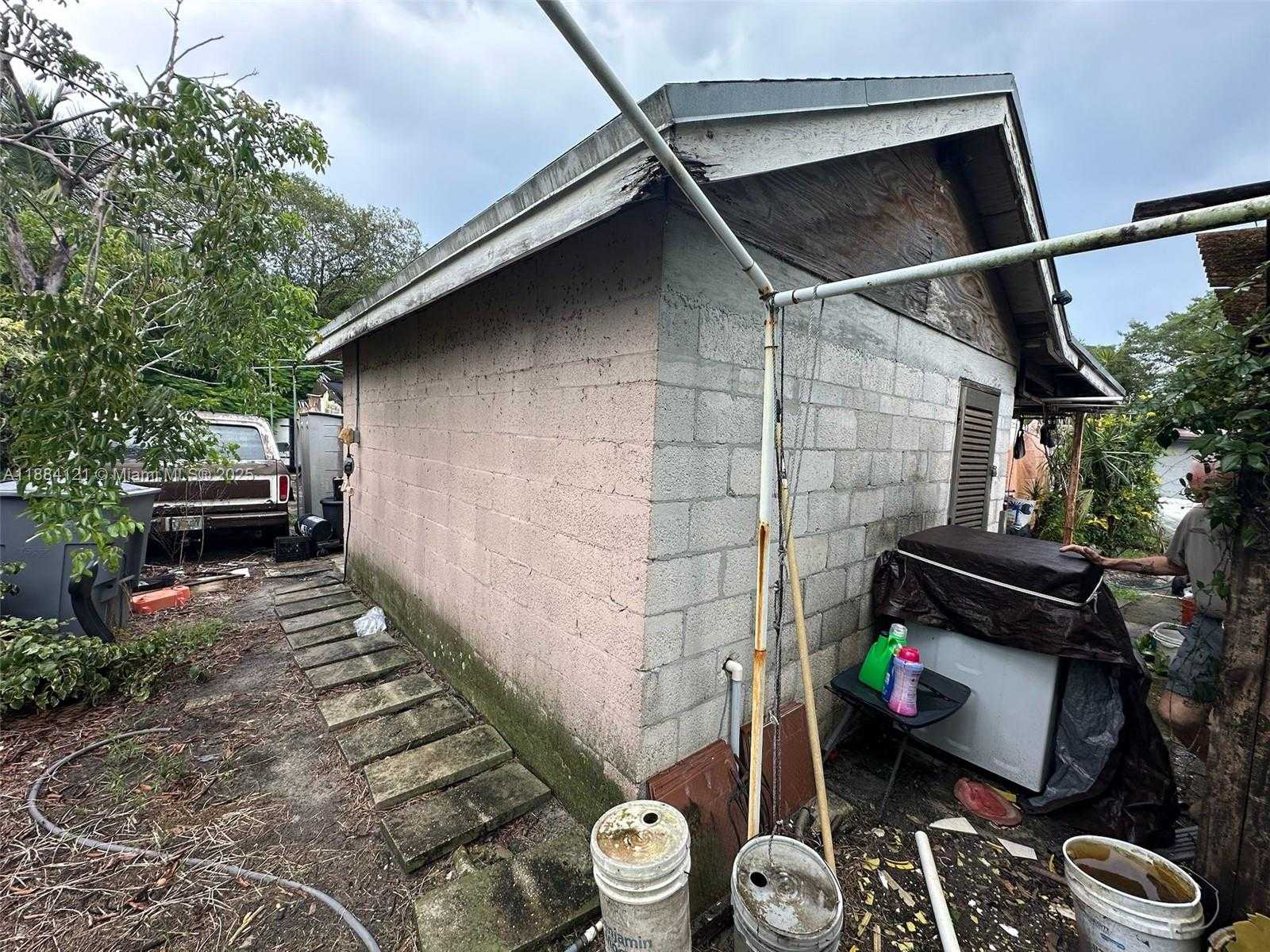 Small Image of 1499 SOUTH WEST 28TH WAY, Fort Lauderdale Number 2