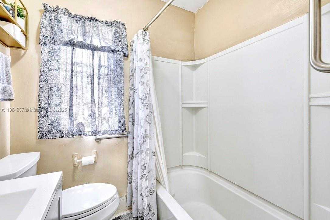 Small Image of 15770 NORTH EAST 18TH CT, North Miami Beach Number 21