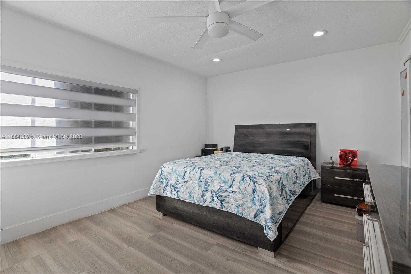 Small Image of 10550 WEST STATE ROAD 84, Davie Number 14