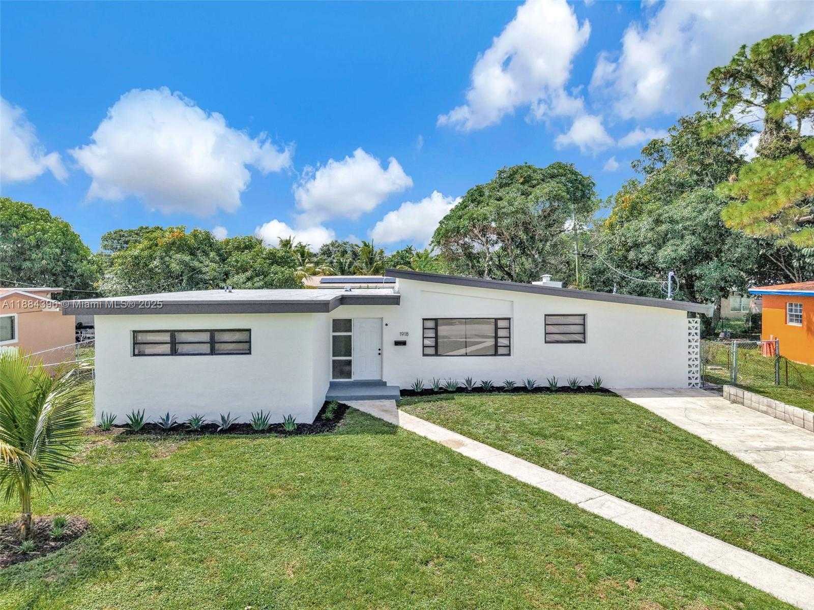 Small Image of 1918 NORTH WEST 185TH ST, Miami Gardens Number 2
