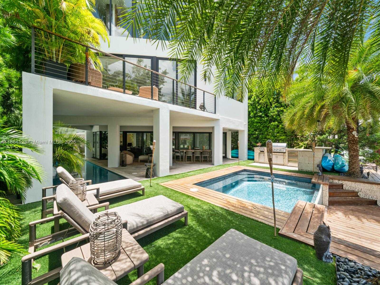 Small Image of 1755 FAIRHAVEN PL, Miami Number 3