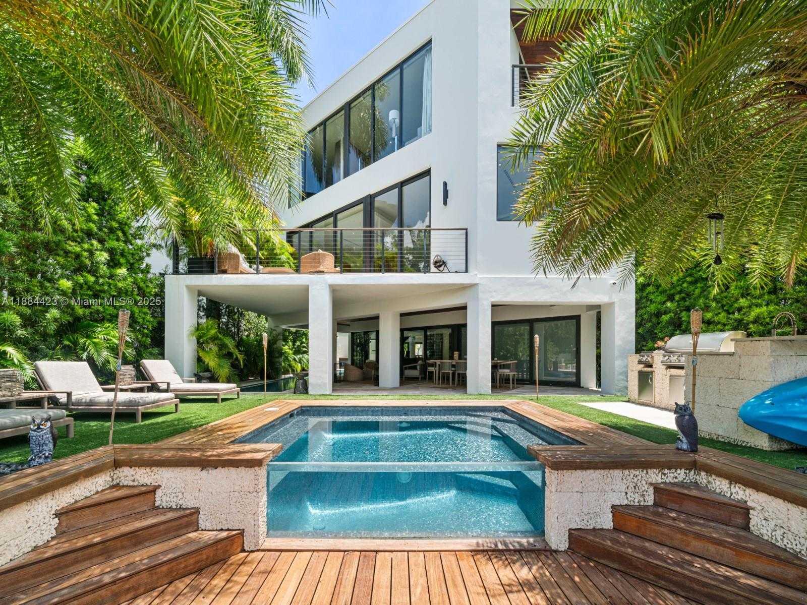Small Image of 1755 FAIRHAVEN PL, Miami Number 7