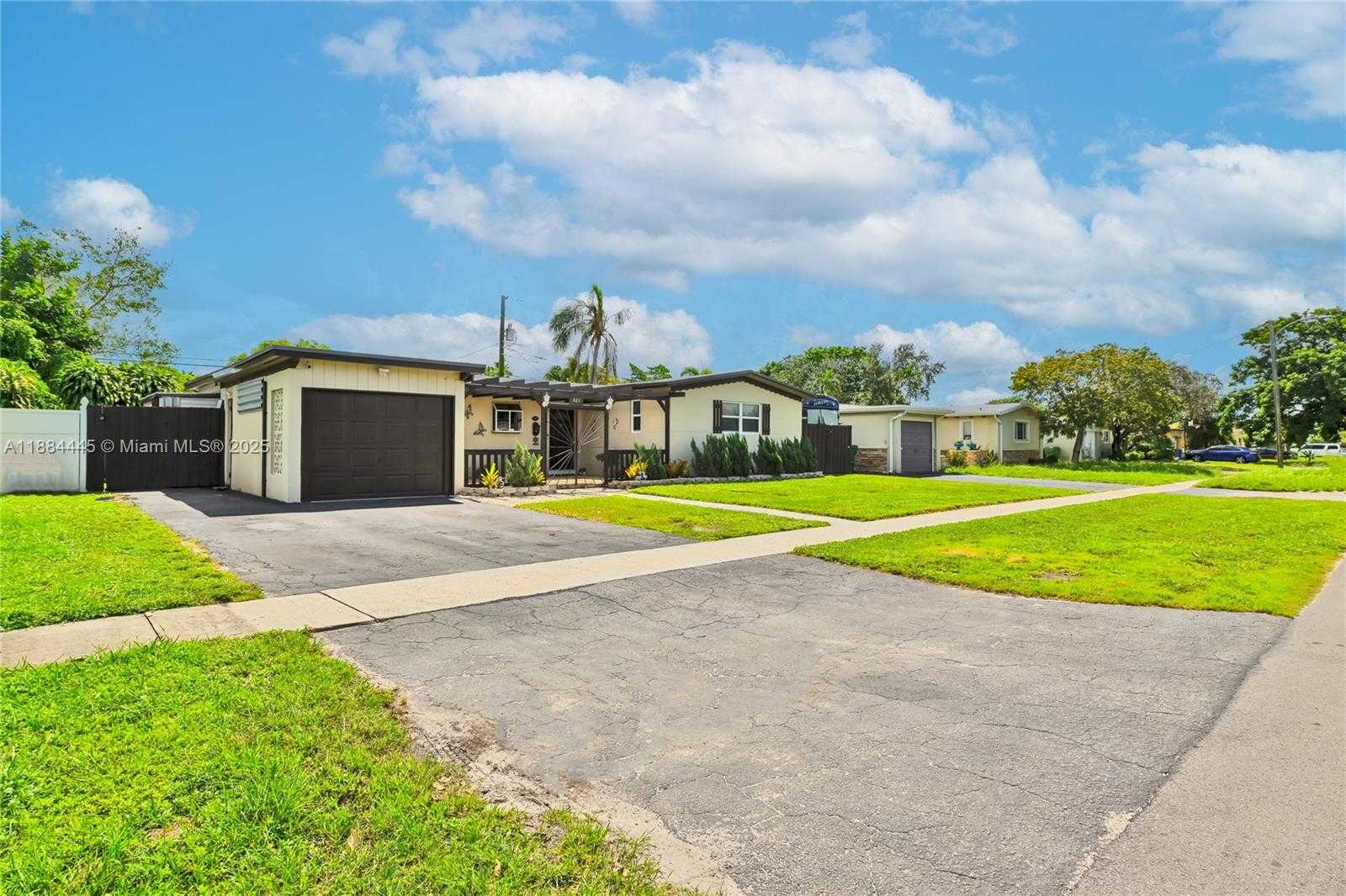 Small Image of 421 SOUTH WEST 64TH WAY, Pembroke Pines Number 3