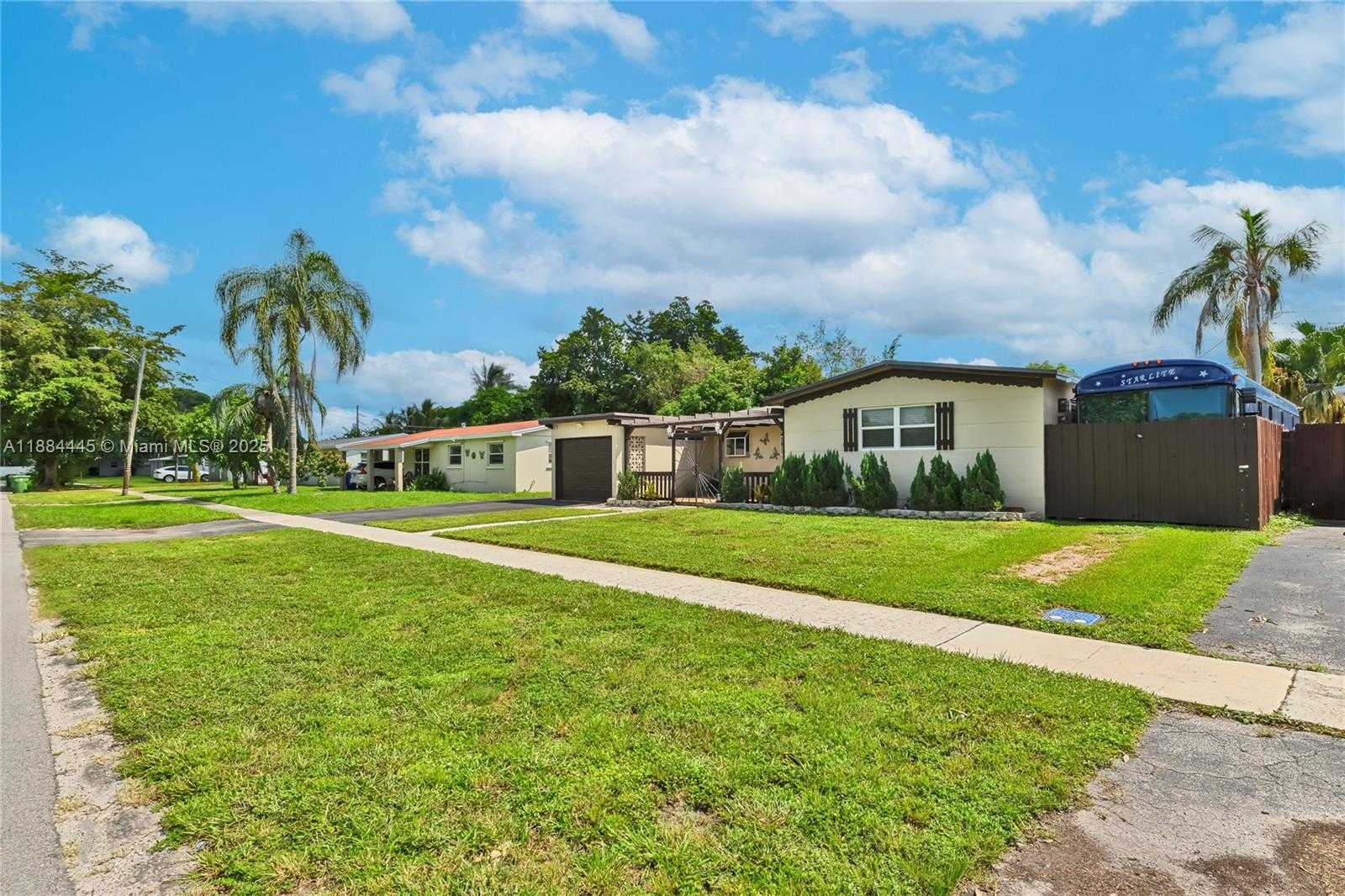 Small Image of 421 SOUTH WEST 64TH WAY, Pembroke Pines Number 4