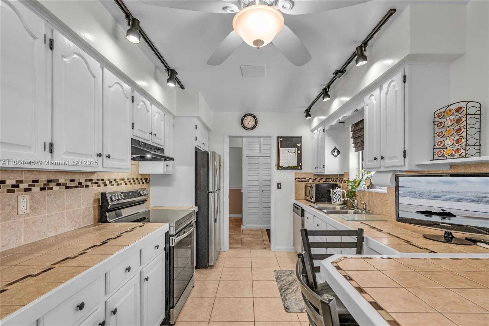 Small Image of 421 SOUTH WEST 64TH WAY, Pembroke Pines Number 9