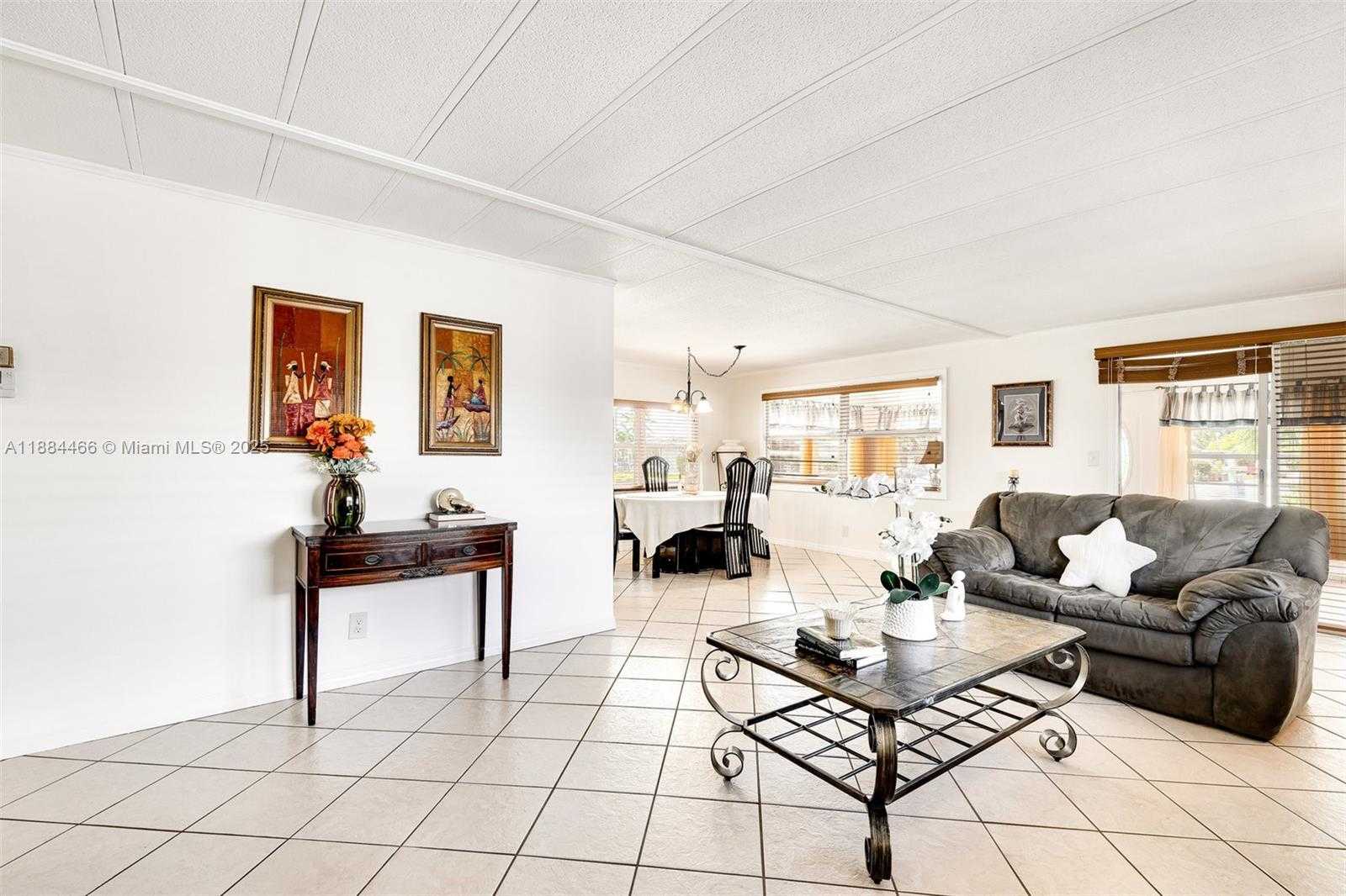 Small Image of 5720 LAKESHORE DR, Dania Beach Number 10