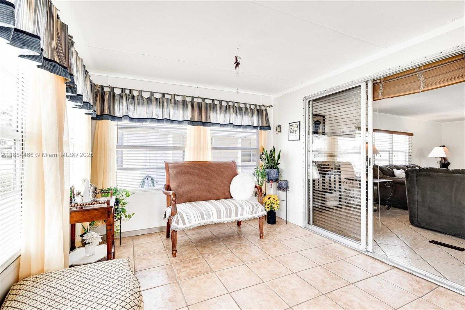 Small Image of 5720 LAKESHORE DR, Dania Beach Number 11