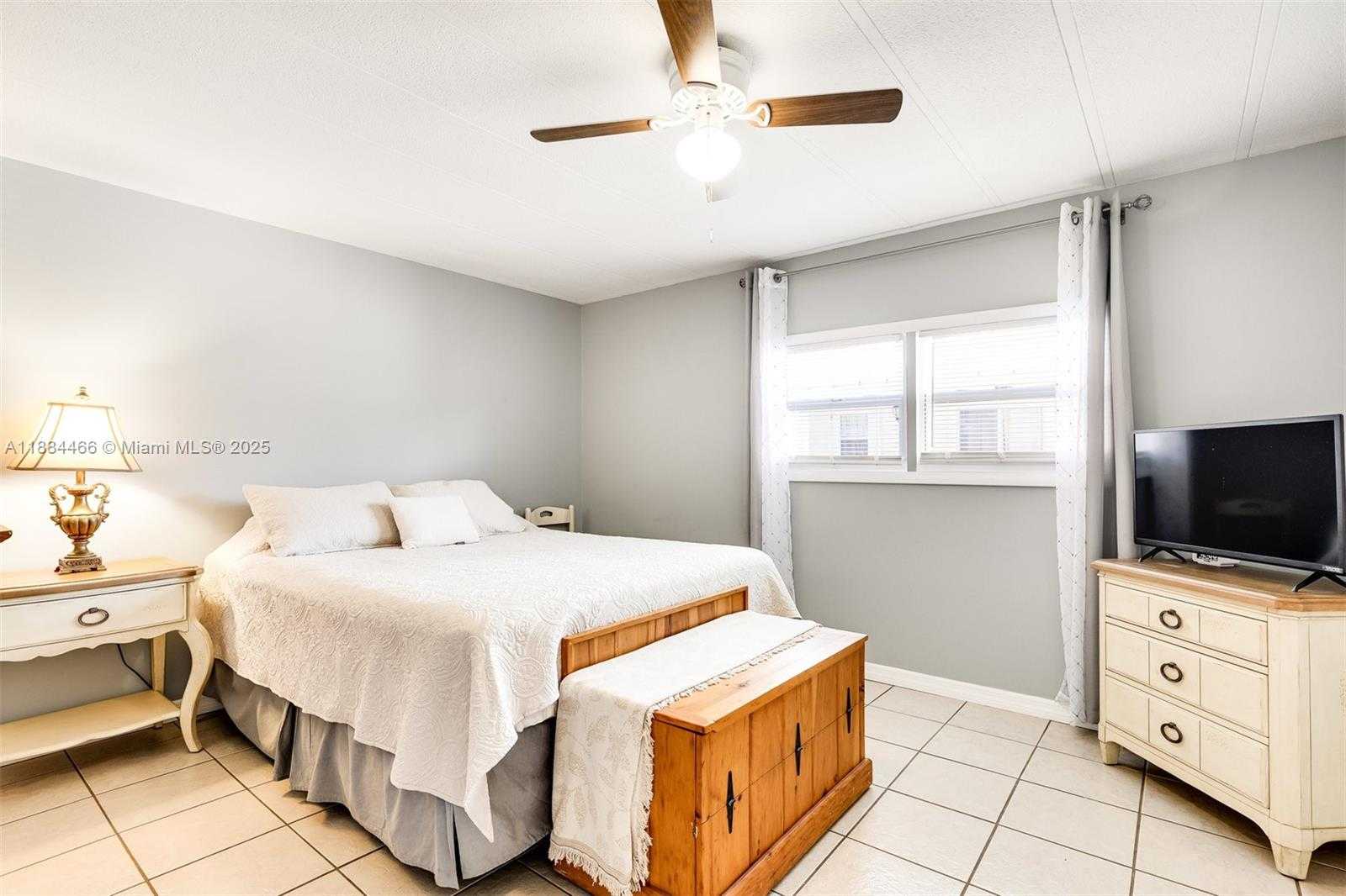 Small Image of 5720 LAKESHORE DR, Dania Beach Number 13