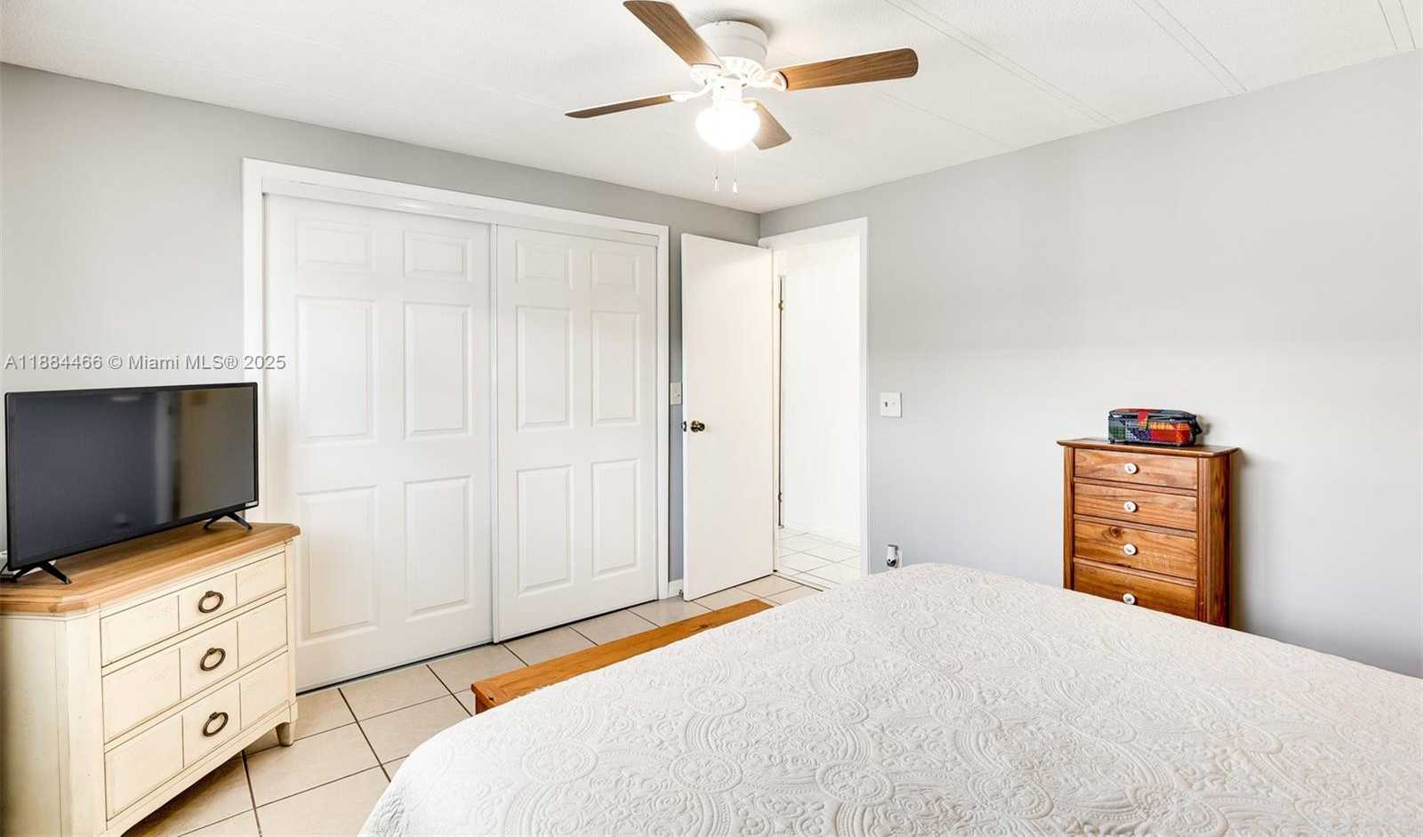 Small Image of 5720 LAKESHORE DR, Dania Beach Number 14