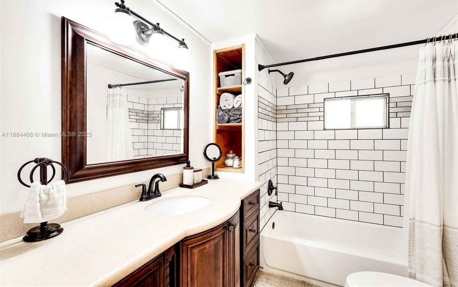 Small Image of 5720 LAKESHORE DR, Dania Beach Number 15