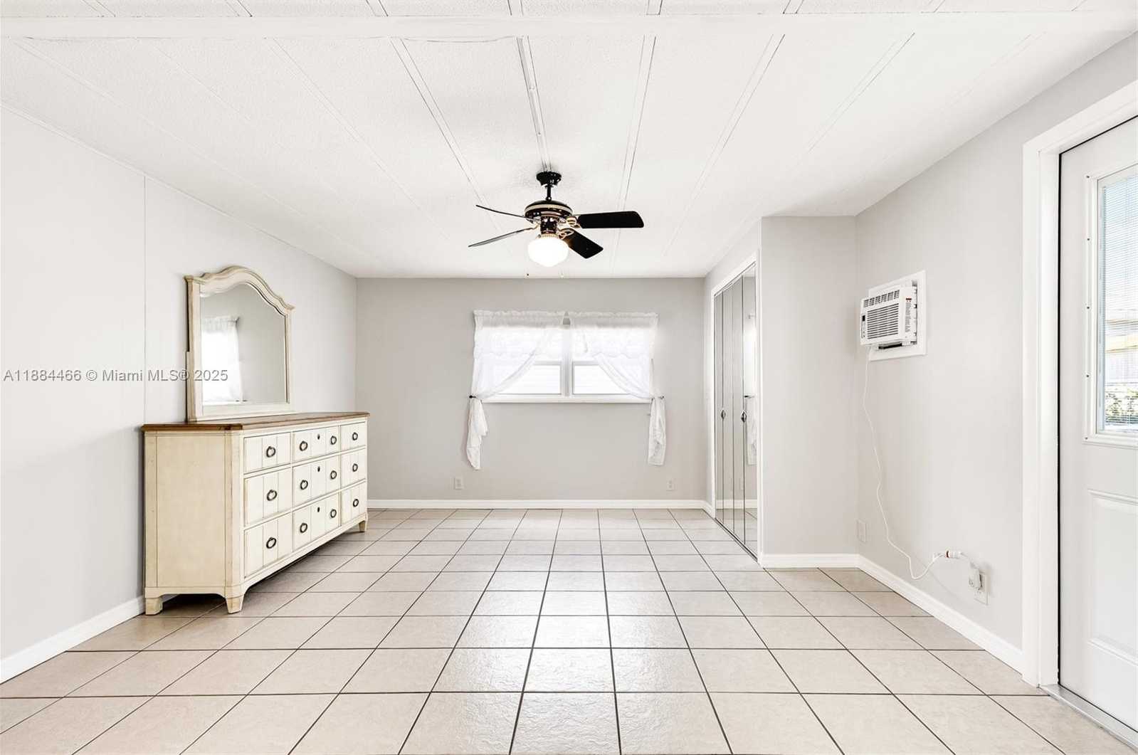 Small Image of 5720 LAKESHORE DR, Dania Beach Number 17
