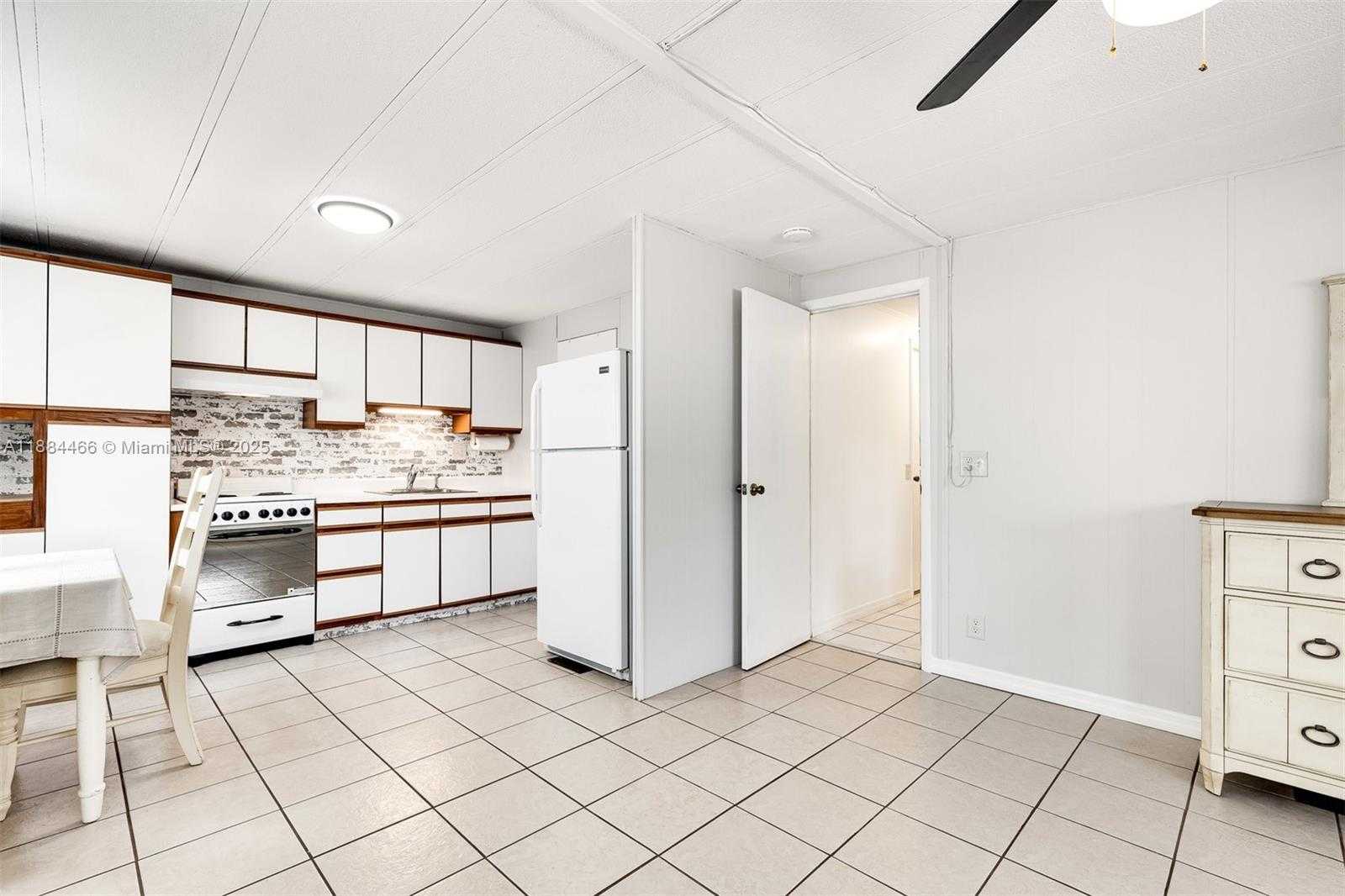 Small Image of 5720 LAKESHORE DR, Dania Beach Number 18