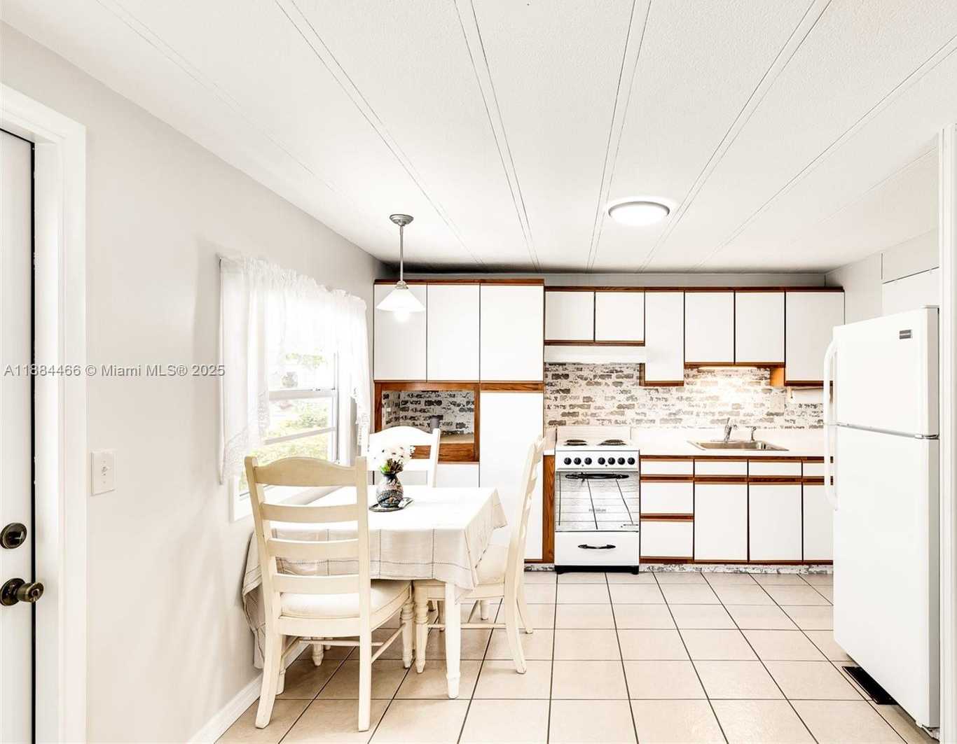Small Image of 5720 LAKESHORE DR, Dania Beach Number 19