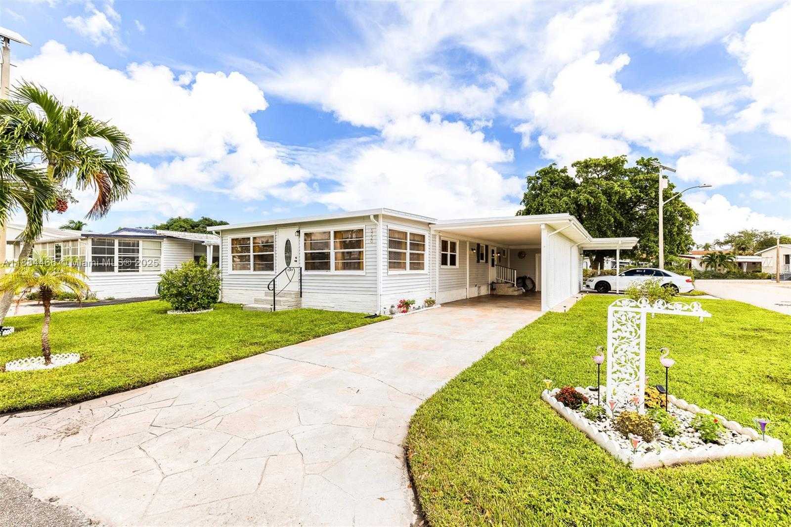 Small Image of 5720 LAKESHORE DR, Dania Beach Number 2