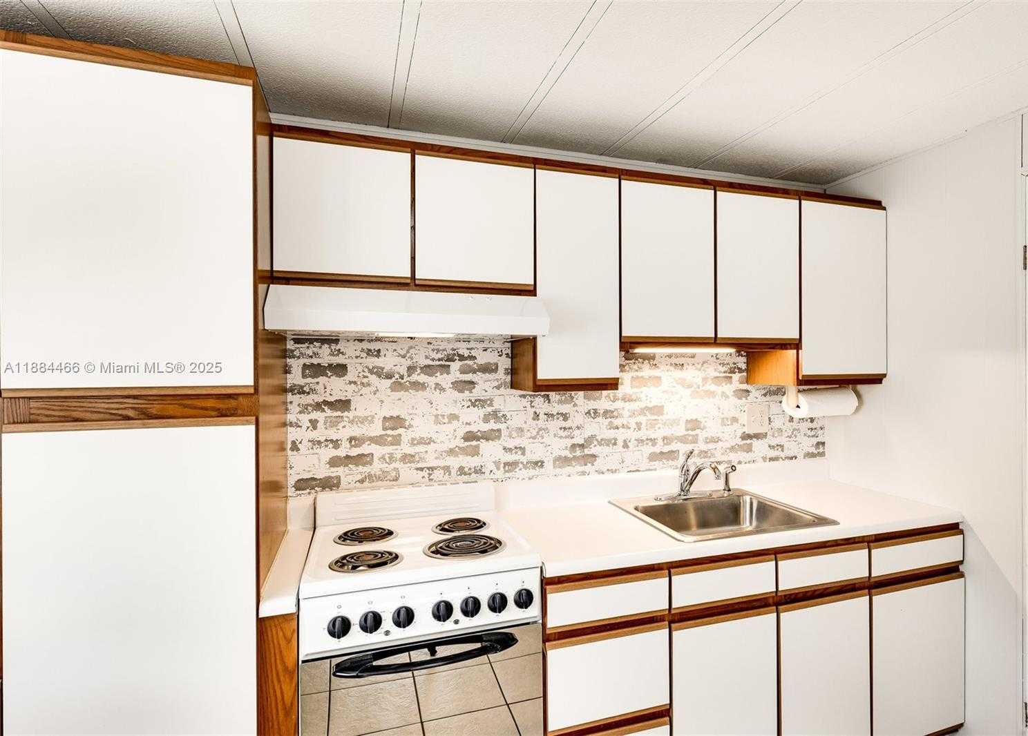 Small Image of 5720 LAKESHORE DR, Dania Beach Number 20