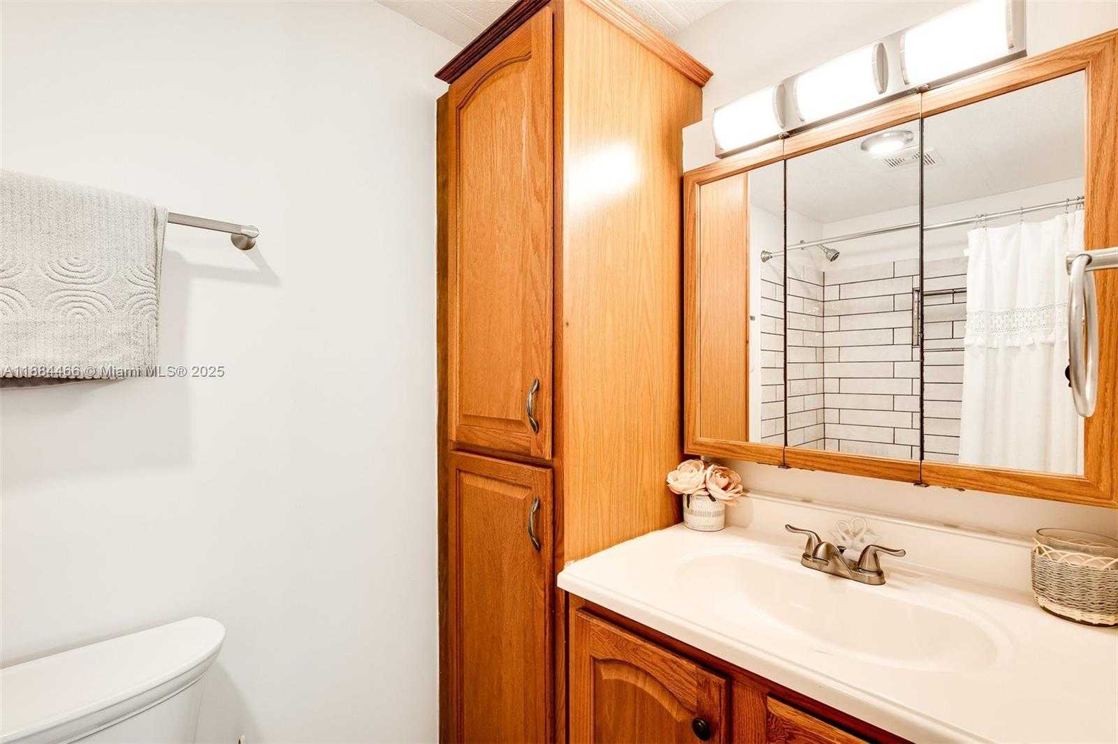 Small Image of 5720 LAKESHORE DR, Dania Beach Number 21