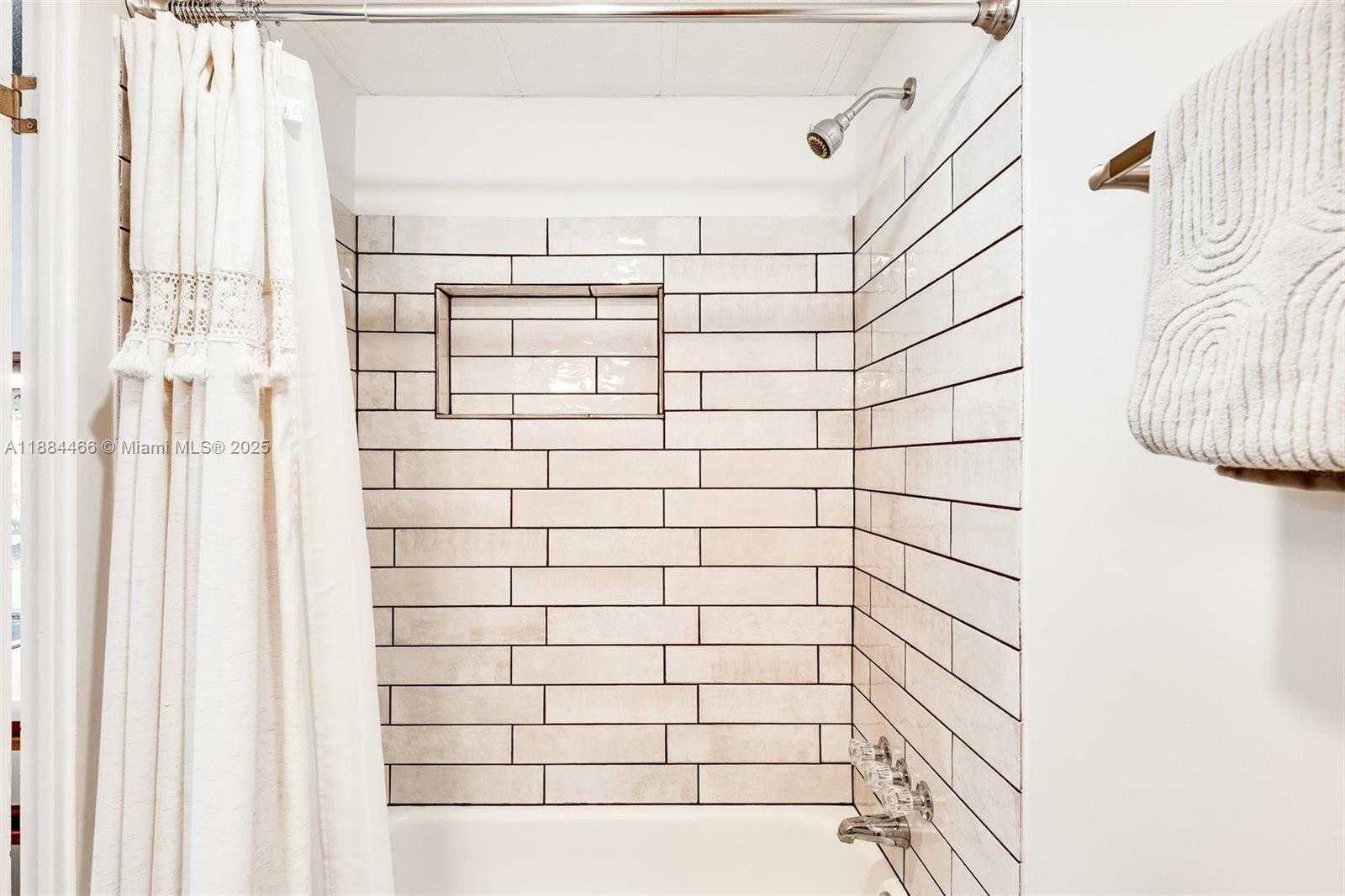 Small Image of 5720 LAKESHORE DR, Dania Beach Number 22