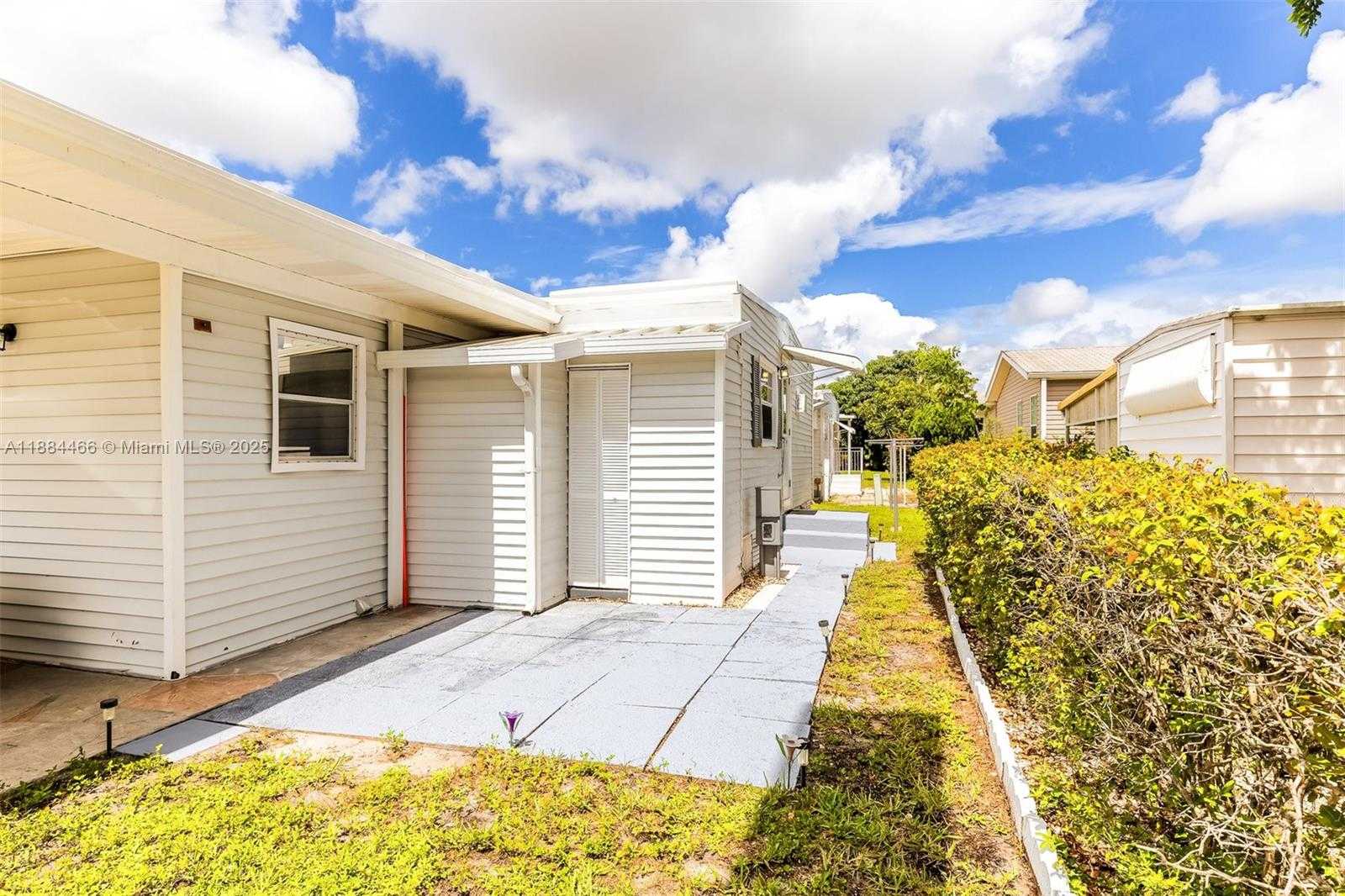 Small Image of 5720 LAKESHORE DR, Dania Beach Number 24