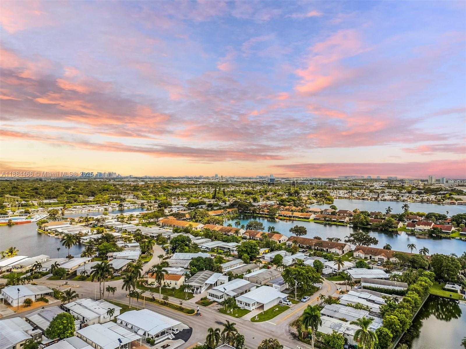 Small Image of 5720 LAKESHORE DR, Dania Beach Number 26