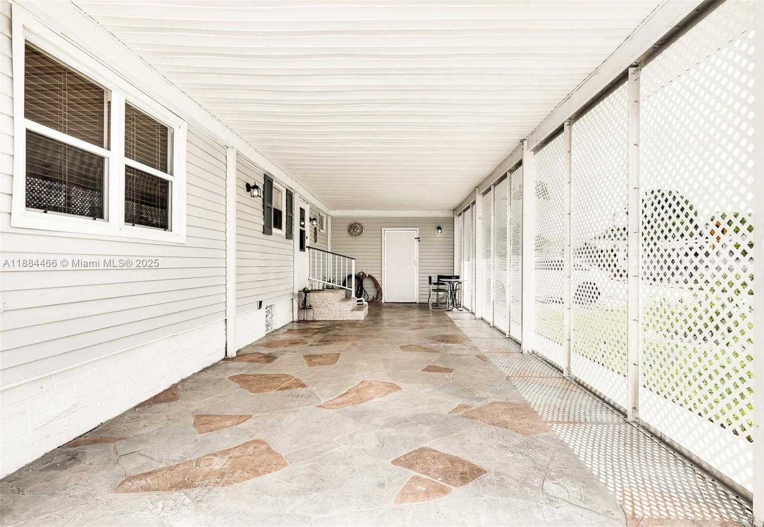 Small Image of 5720 LAKESHORE DR, Dania Beach Number 3