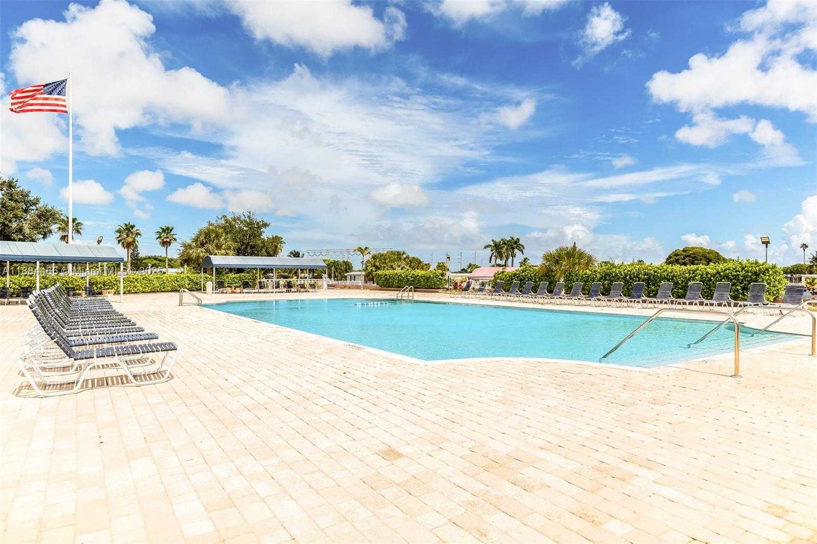Small Image of 5720 LAKESHORE DR, Dania Beach Number 30